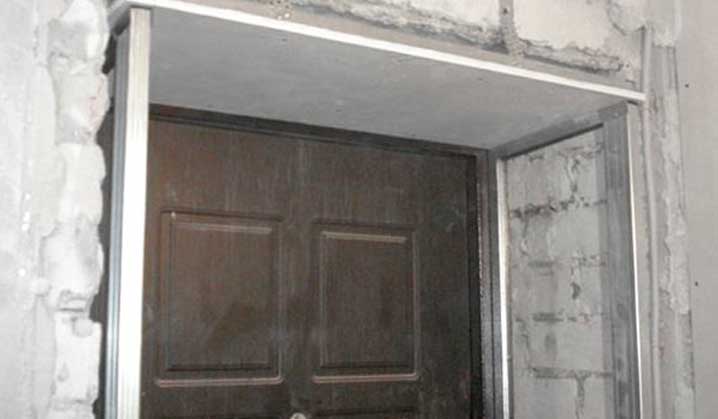 Отделка откосов входной двери