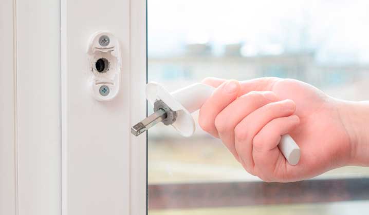 Замена разбитой ручки окна